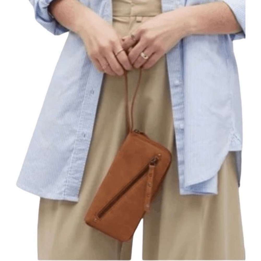 Free People Wallet Vegan Leather Distressed Brown Zip Around Wristlet Clutch NEW